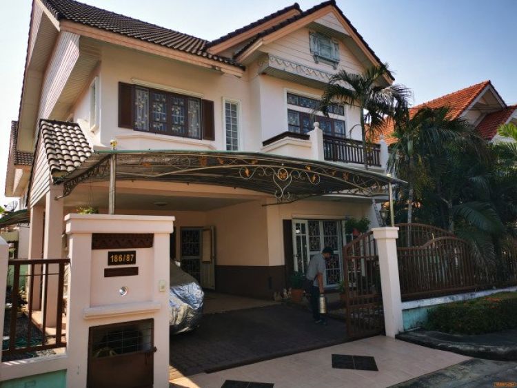 House for rent near RIS. Ruamrudee International School on main road ramkhamhaeng 184