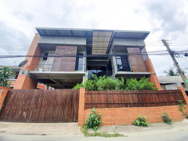 2-storey loft style house for 