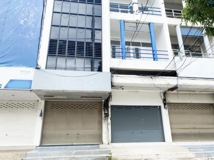 Commercial building for rent w