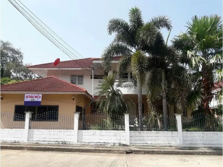 Two-Storey House for sale. There are 4 bedrooms and 5 bathrooms.