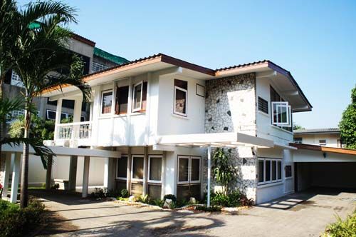 To let a house of 3 bedrooms and 3 bathrooms at Soi Areesampan 2 Praholyothin Road