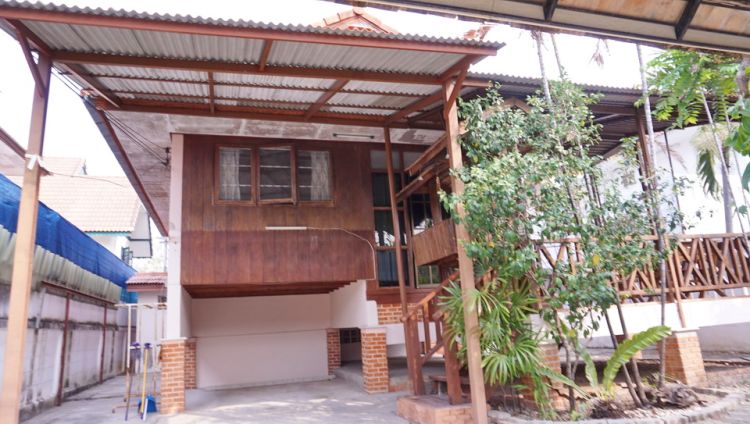 ouse for rent near MeeChok Plaza Chiang Mai, 1 km. from Meechok Plaza, Middle Ring Rd. (Somphot Chia