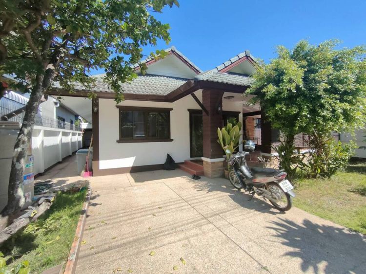 One-story house with garden ar