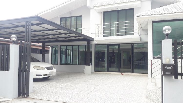 House for rent near MRT-BTS Ratchayothin-Ratchada.