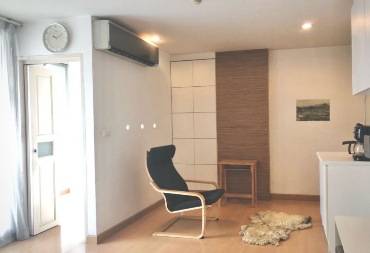 room for rent at the niche sukhumvit 49 big beautiful room with resonable price