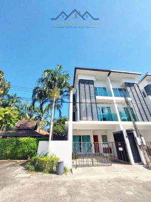 3-storey townhouse with swimmi