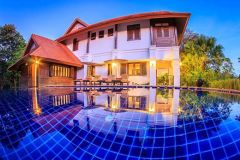 บ้าน Pool Villa สองชั้นครึ่ง (ห้องใต้หลังคา)