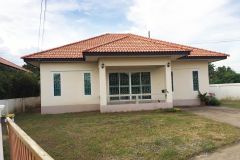 Single-storey House for rent. There are 3 bedrooms and 2 bathrooms.