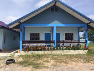 ประเภทห้อง ห้องพักแอร์พร้อมเฟอร